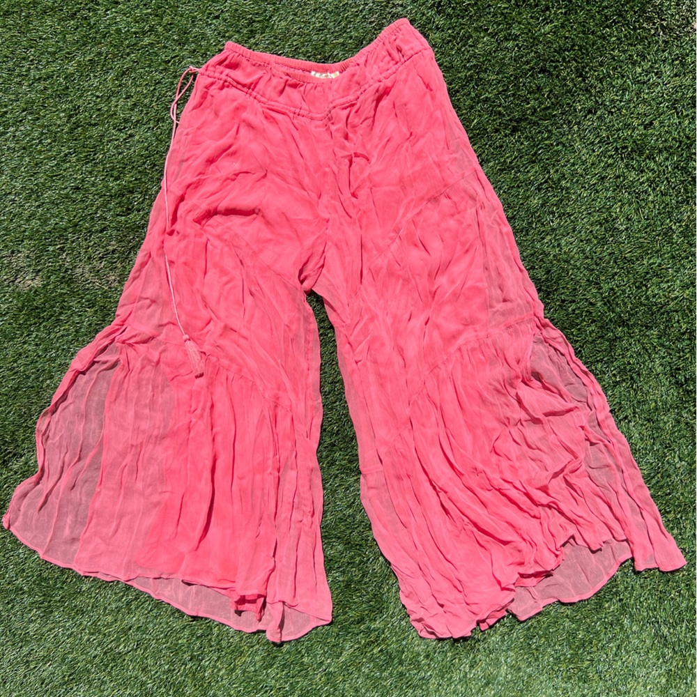 Size on pant is small but will fit a medium best. Pants are lined